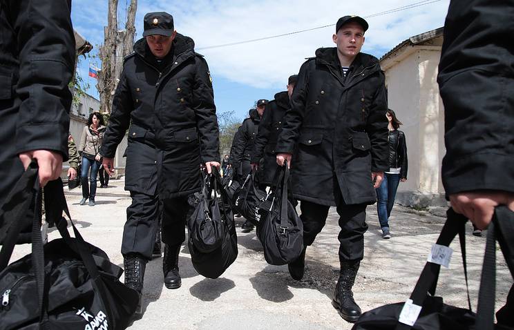 Durch Erlass des Präsidenten der Russischen Föderation wurden die Dienstgrade und Qualifikationen von Militärangehörigen aus der Krim, die zuvor in den Sicherheitskräften der Ukraine gedient hatten, als gültig anerkannt