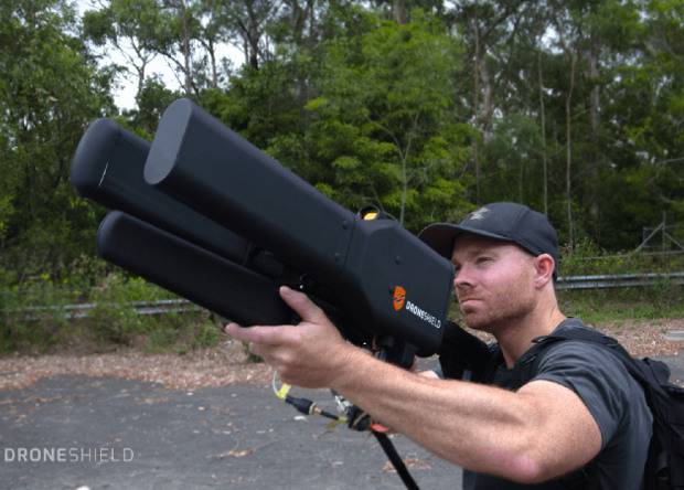 La compañía DroneShield presentó una antena de pistola para la eliminación de vehículos aéreos no tripulados