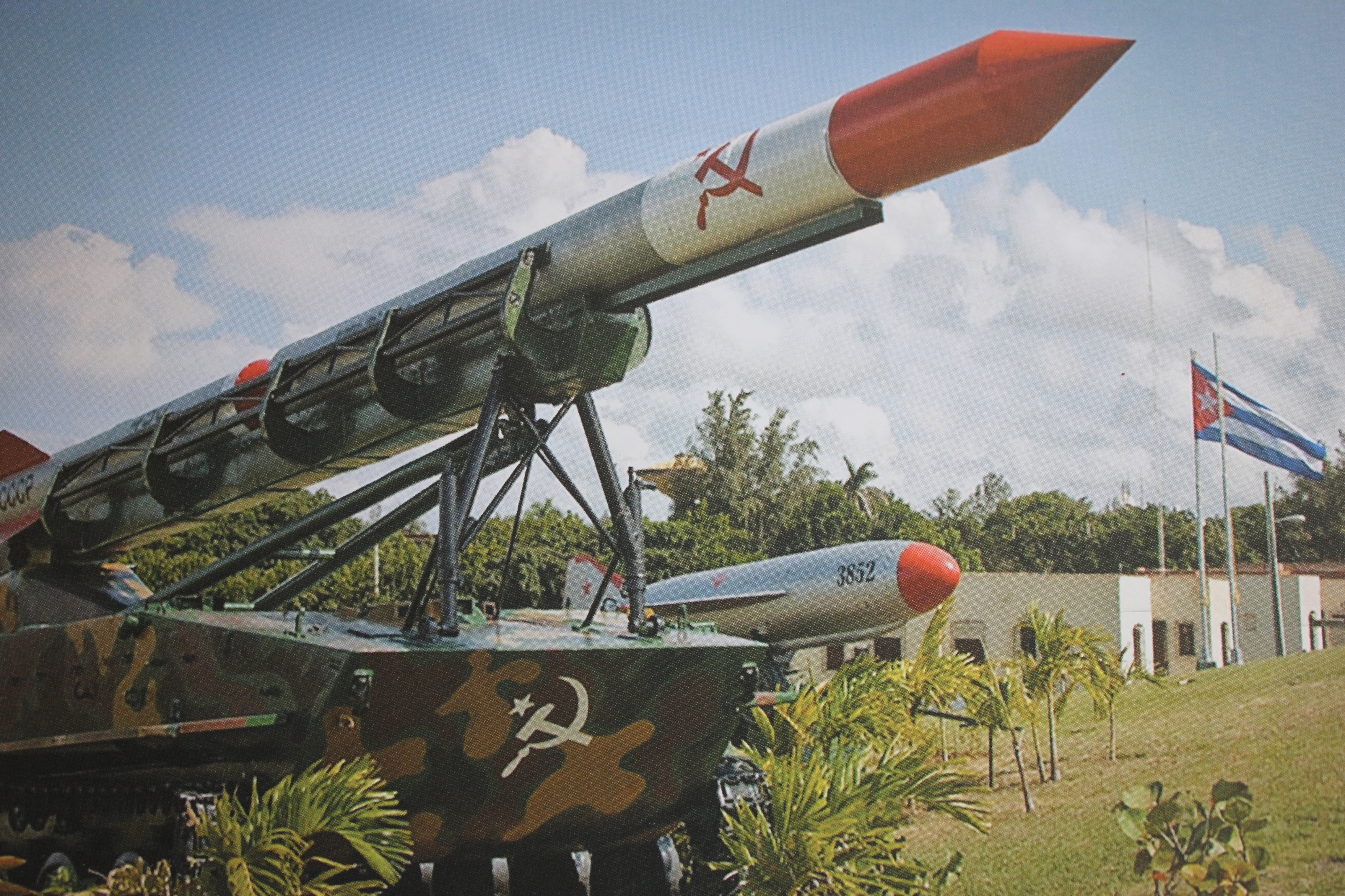 Советские ядерные ракеты на кубе. Карибский кризис ракеты на Кубе. Советская Военная база на Кубе 1962. Карибский кризис ракеты на Кубе 1962. Ядерные ракеты СССР на Кубе.