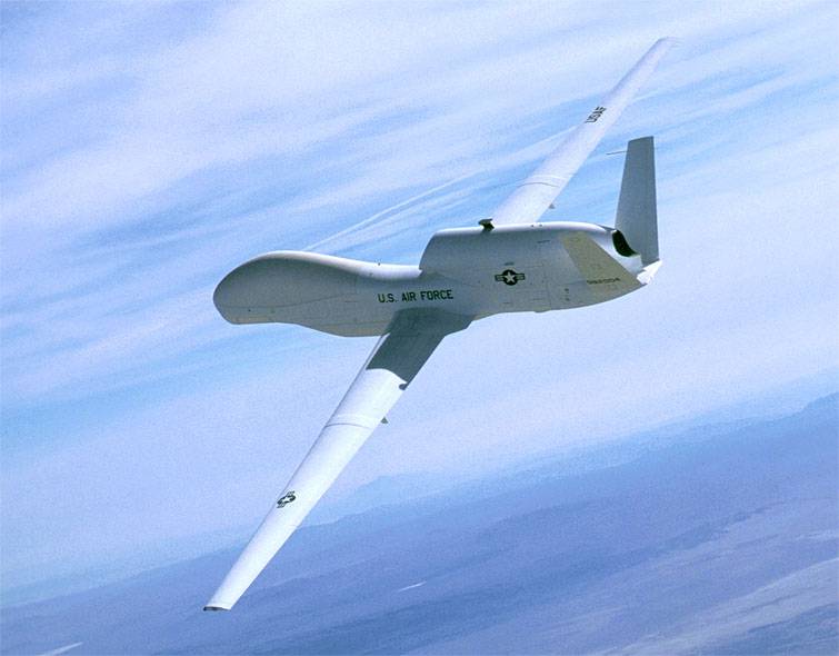 Medien: Strategische UAV RQ-4A Global Hawk. Die US Air Force erschien über der Region Donezk