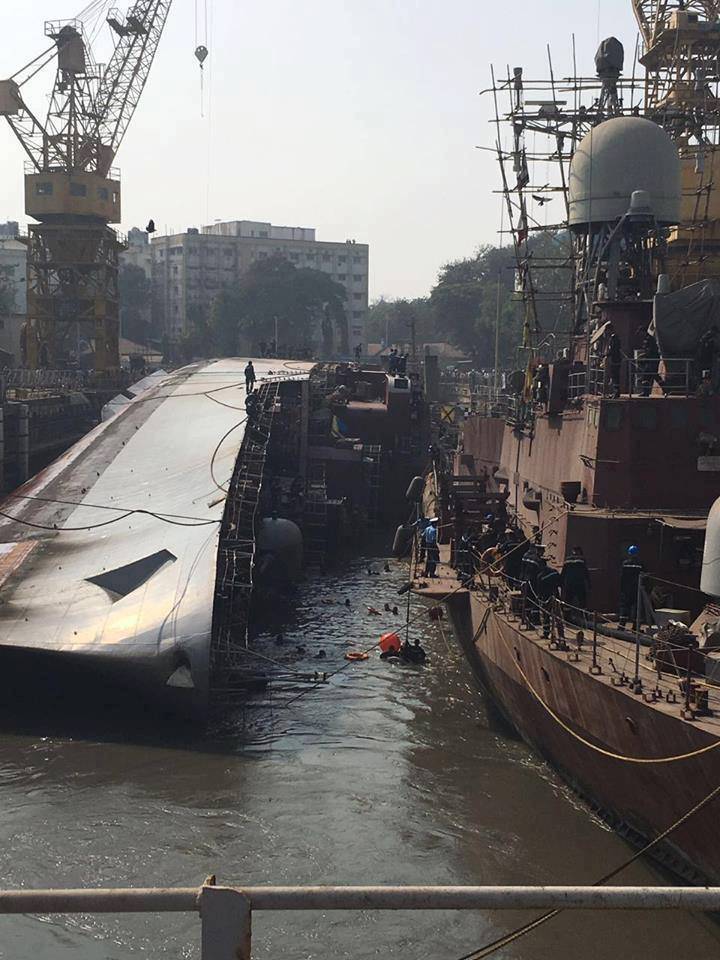 L'accident au chantier naval indien: lors du retrait de la cale sèche renversé à bord de la frégate Betwa