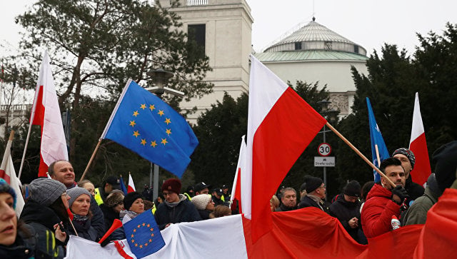 Miles de personas protestan cerca del palacio presidencial en Varsovia