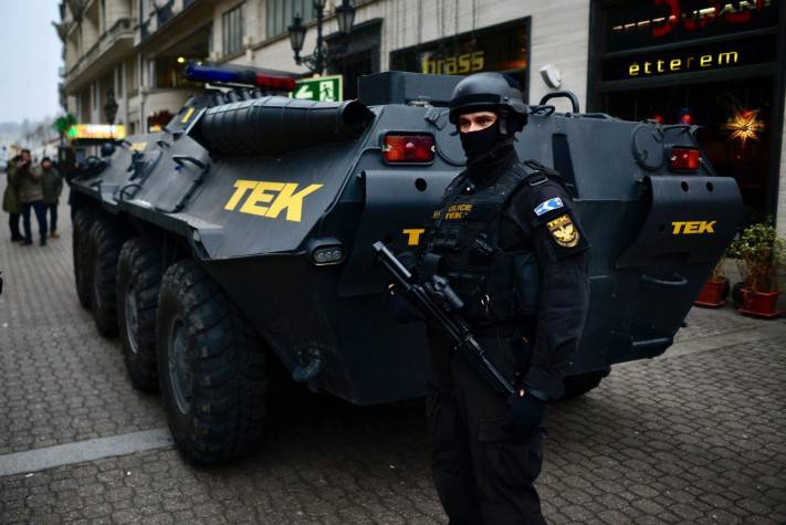 Armored vehicles appeared on the streets of Budapest