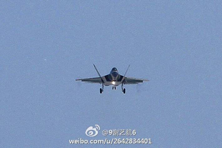 En China, el segundo prototipo del caza FC-31 voló por primera vez.