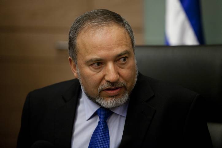Министр обороны Израиля призвал евреев уезжать из Франции