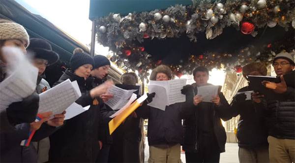 Простые американцы спели гимн РФ в Нью-Йорке в память о жертвах крушения Ту-154