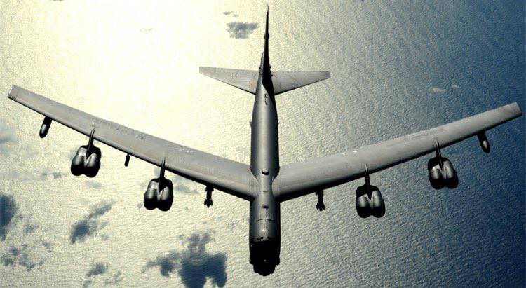 El bombardero estratégico estadounidense B-52 perdió su motor en vuelo.