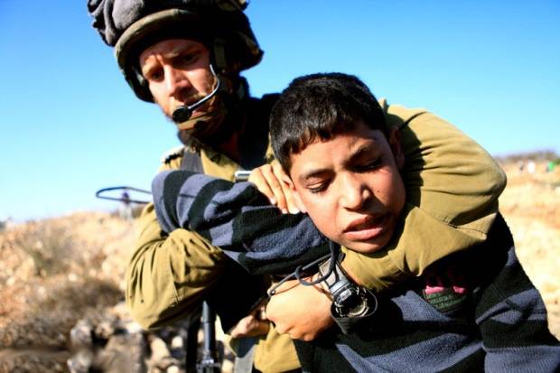 Soldados israelenses atiraram em adolescente palestino por uma pedra atirada neles