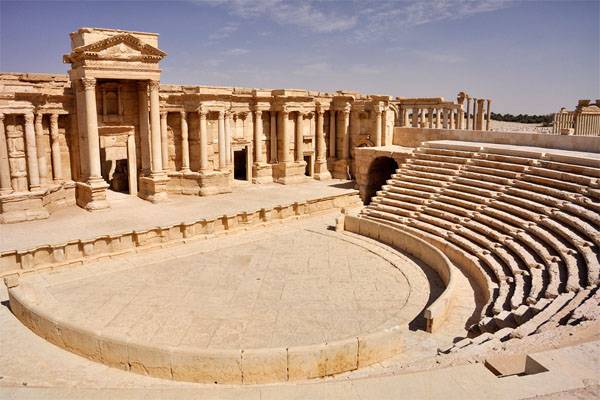 Igilovtsy sopló el Anfiteatro de Palmyra