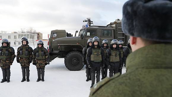 Rosgvardiya, tanklara dayalı ağır mühendislik araçlarından kurtuluyor