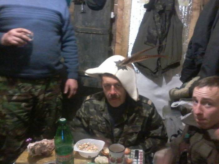 यूक्रेन के सशस्त्र बलों के रैंकों में शराब, चोरी और निर्जनता बढ़ रही है।