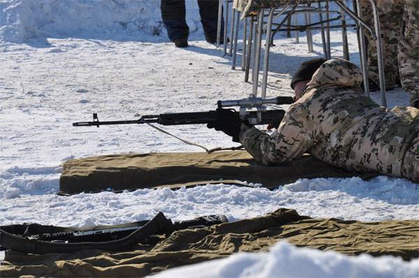 Personal militar kazajo cubierto de avalancha durante el ejercicio.