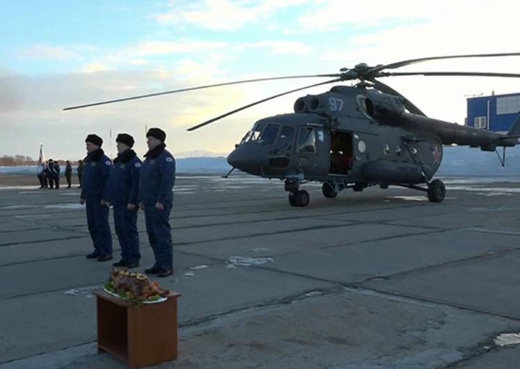 北極ヘリコプターMi-8AMTSH-VAが太平洋艦隊の空軍基地に到着しました