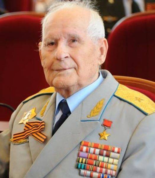 El legendario piloto-bombardero Zhugan cumplió 100 años