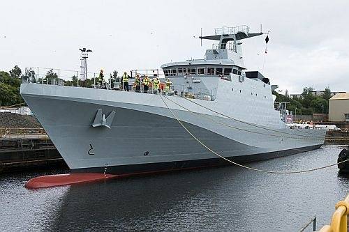 第一艘最新的英国巡逻舰受洗
