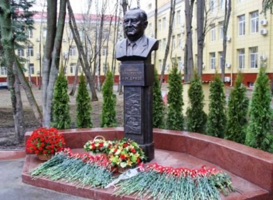 Nella preoccupazione "Almaz-Antey" ha istituito un busto del designer Drize