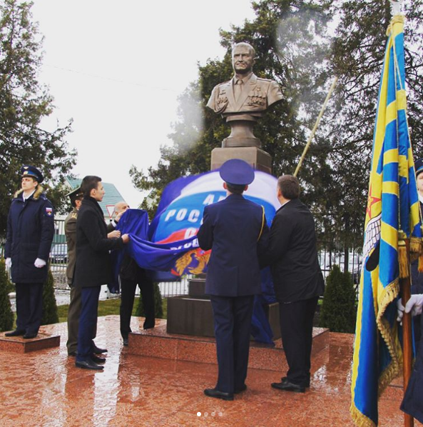 パイロットのRafagaty Khabibullinの記念碑がKorenovskにオープン