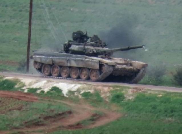 Terroristas lançaram para a batalha um T-90 capturado na área de Aleppo