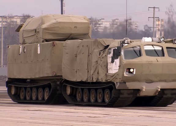 Zaferin yeni geçit töreni: Vityaz arazi aracına dayalı Arktik "Pantsir-SM" ve "Thor"