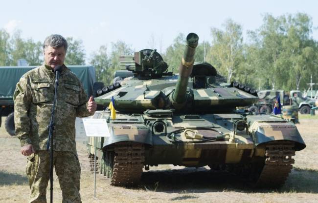 포로 센코 (Poroshenko)는 APU 탱크의 준비가 최전선에 도달 할 것이라고 선언했다.