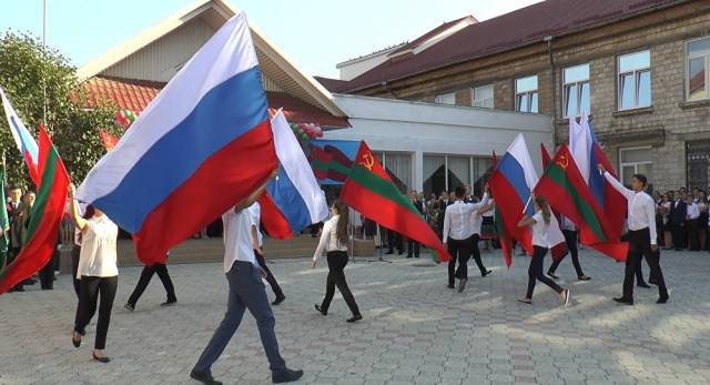 В ПМР российский триколор стал вторым государственным флагом