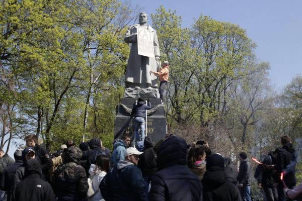 Радикалы в Киеве осквернили памятник генералу Ватутину