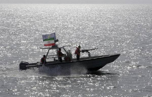 أجبر قارب إيراني طاقم المدمرة التابعة للبحرية الأمريكية على تغيير مساره