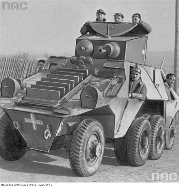 第二次世界大戦のホイール装甲車。 3の一部 オーストリアの装甲車Steyr ADGZ