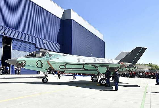 Roll-out saka pesawat tempur F-35B Lightning-2 pisanan ditindakake ing Italia