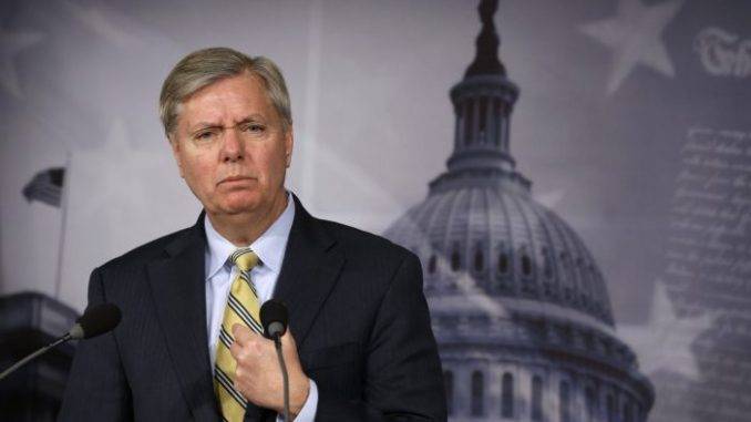 Lindsay Graham: Não poderemos permanecer como um único país até punirmos a Rússia