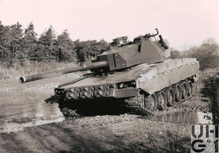 Tank tempur utama Panzer 68 Erprobungsträger (Swiss)