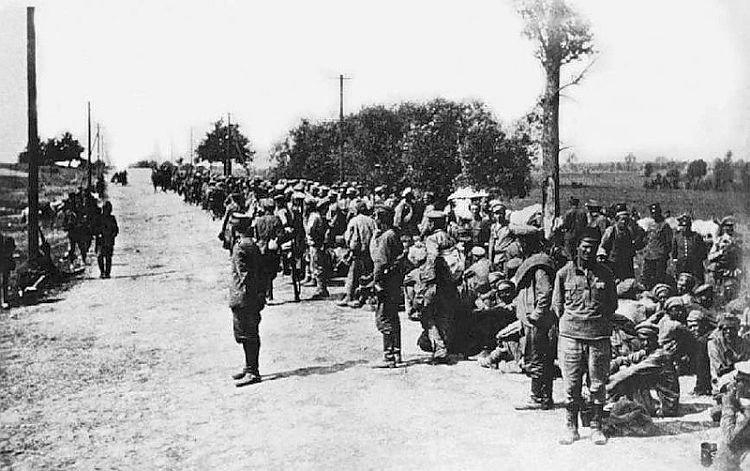 Варшава самозабвенно бередит собственные раны