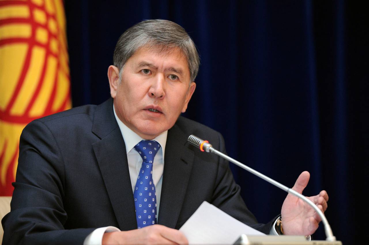 Журналист на пресс-конференции выпросил часы у главы Киргизии