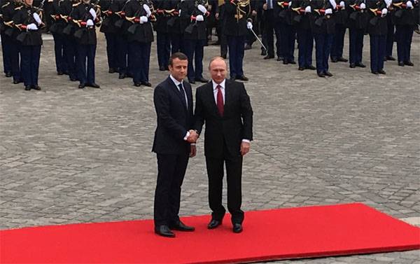 Владимир Путин и Эммануэль Макрон проводят встречу в Версале