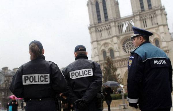 パリ中心部の警察への攻撃