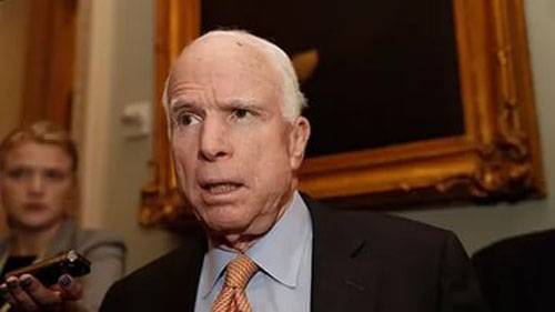 El presidente de Rusia "trolls" Senador McCain: "Incluso me quiere"