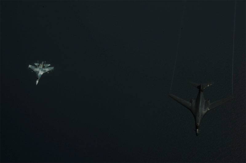Scatti di intercettazione da parte di un combattente Su-27 di bombardieri strategici americani sul Baltico