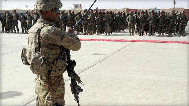 Afghansk soldat skjuter amerikanska soldater