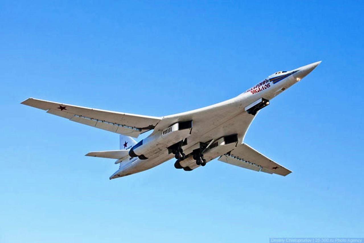 Скорость самолета лебедь. Ту-160м2 белый лебедь. Ту-160 белый лебедь. Стратегический бомбардировщик ту-160м2. Белый лебедь самолет ту 160.