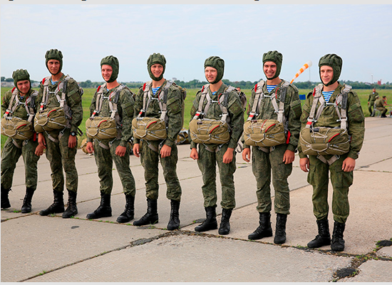 Новобранцы спецназа ЮВО совершают первые прыжки с парашютными системами "Арбалет-2"