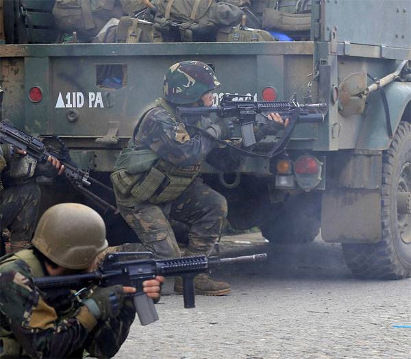 DAEŞ militanları Filipinler'deki okulda rehin alındı
