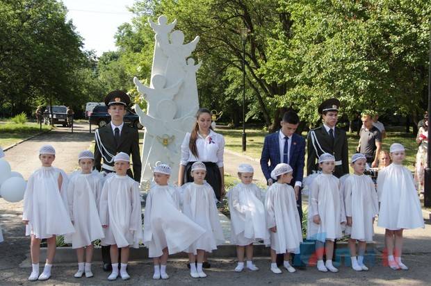 Kiovan hyökkäyksen seurauksena kuolleiden lasten muistomerkki avattiin Luhanskissa