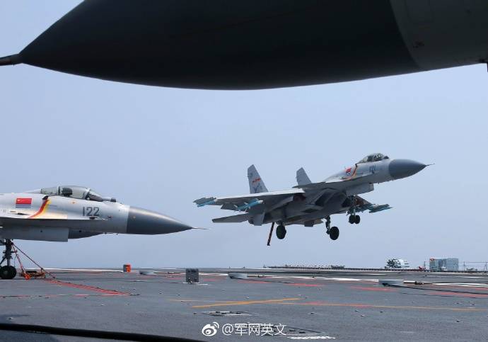 Klompok serangan kapal induk Angkatan Laut PLA, dipimpin dening kapal induk "Liaoning" tindak menyang Hong Kong