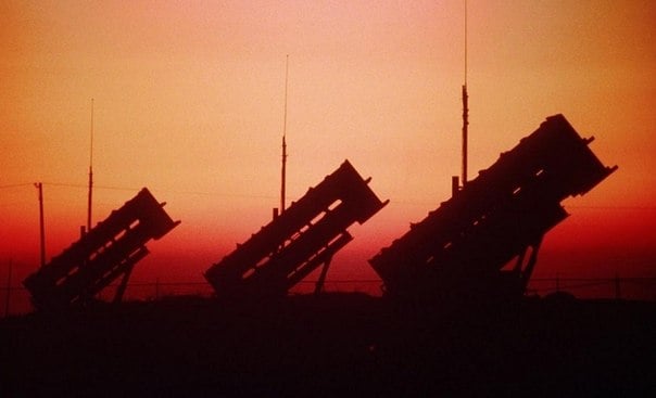 गुंडे इस बात पर ध्यान देते हैं कि अमेरिकी क्यों सक्रिय रूप से वैश्विक मिसाइल रक्षा प्रणाली का प्रचार और निर्माण कर रहे हैं