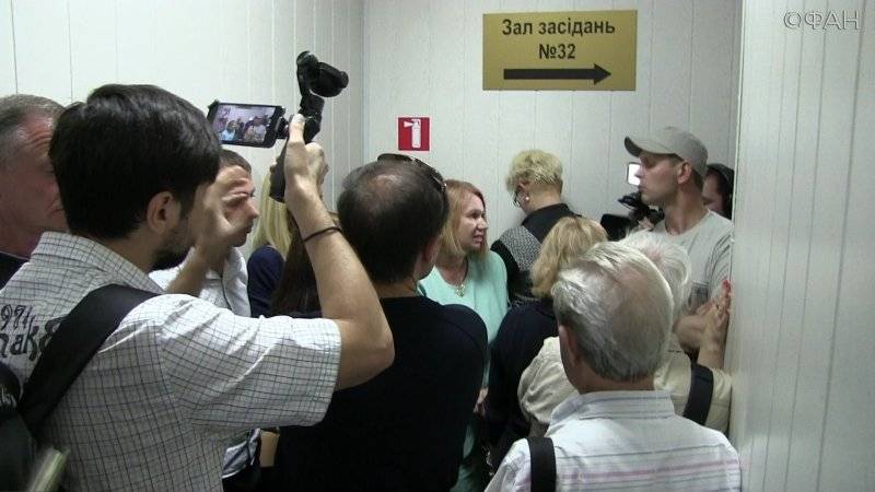 Neo-nazisti in un tribunale di Kiev: “Siamo la polizia qui! Siamo nella nostra terra! "