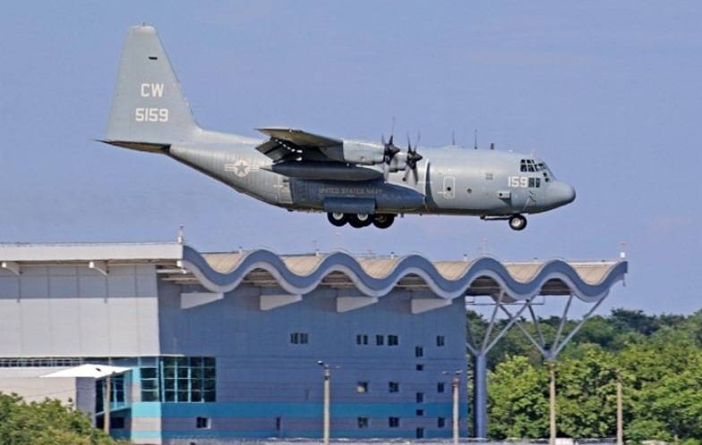 NATOの航空機はシーブリーズ演習に参加するためにオデッサに軍人を輸送しました