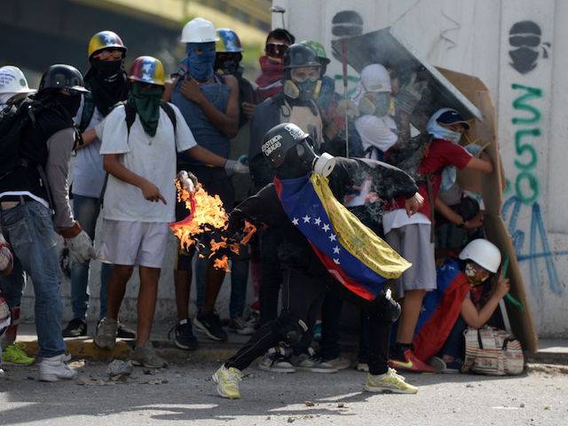 С начала "мирных" протестов  в Венесуэле погибли 108 человек