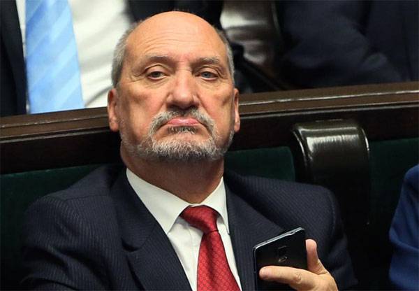 A lengyel védelmi minisztérium vezetője árulónak nevezte Lech Walesát