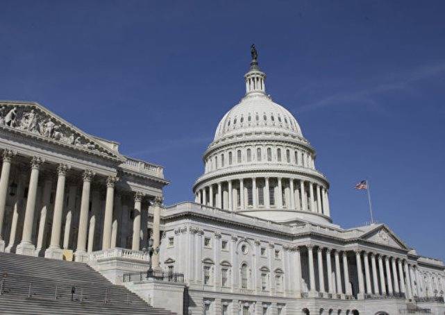 Demokraté představili Kongresu novou verzi návrhu omezení pro Rusko a Írán