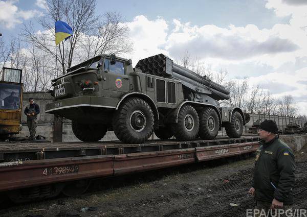Ozbrojené síly Ukrajiny přitahují těžké zbraně k ústupové linii